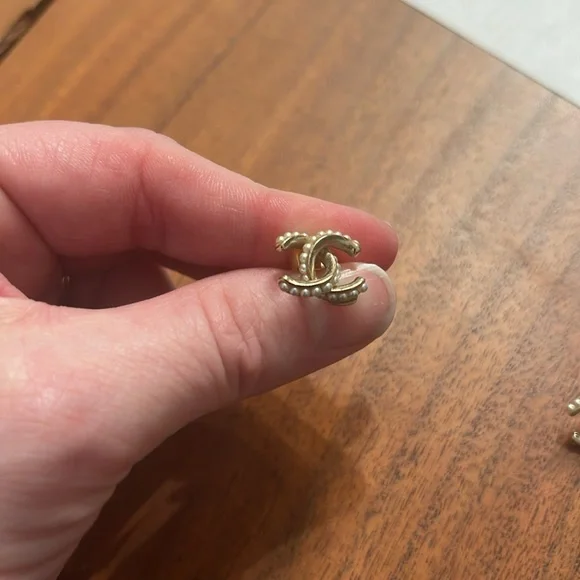Chanel pearl studs - Picture 3 of 3